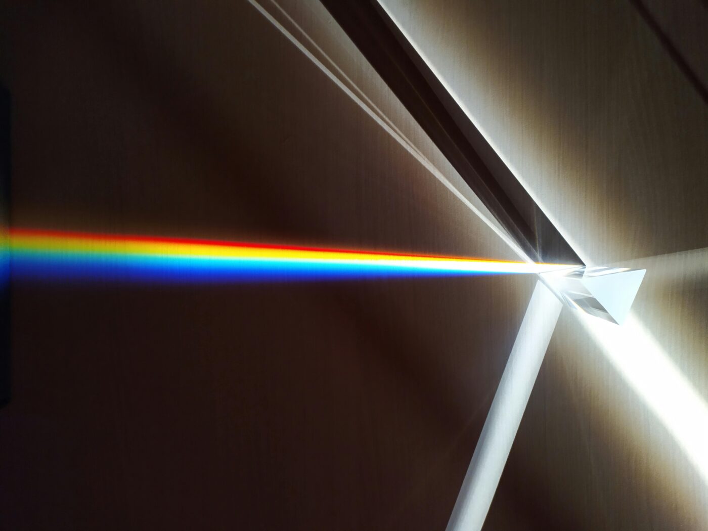 Prisma de luz mostrando luz azul